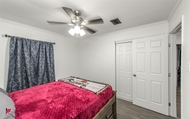 504 Mockingbird Ln, Logansport, LA 71049 - bedroom with a ceiling fan, dark wood-style floors, visible vents, a closet, and crown molding