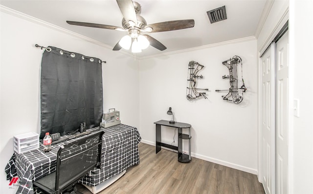 504 Mockingbird Ln, Logansport, LA 71049 - miscellaneous room with visible vents, crown molding, baseboards, wood finished floors, and a ceiling fan