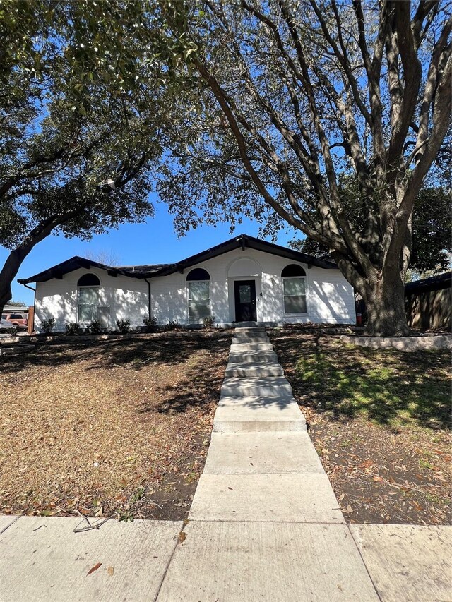 view of front facade with stucco siding