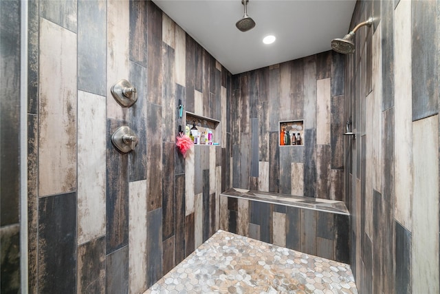 bathroom featuring a tile shower