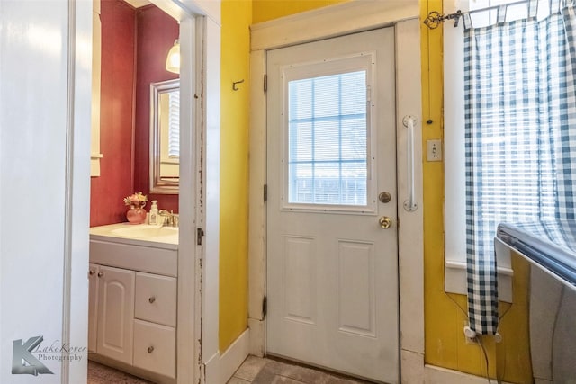 entryway featuring a sink