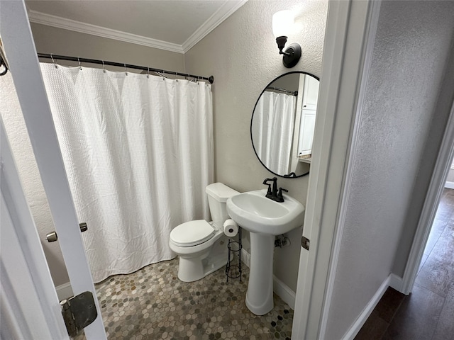 full bath with toilet, a sink, a shower with shower curtain, crown molding, and baseboards