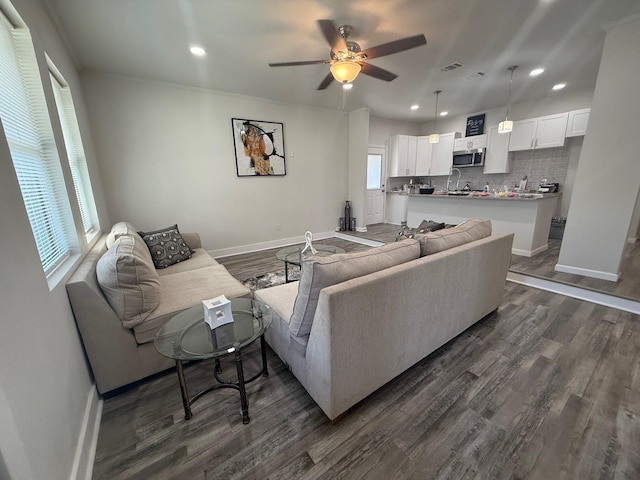 living room featuring dark wood-style floors, visible vents, baseboards, recessed lighting, and ceiling fan