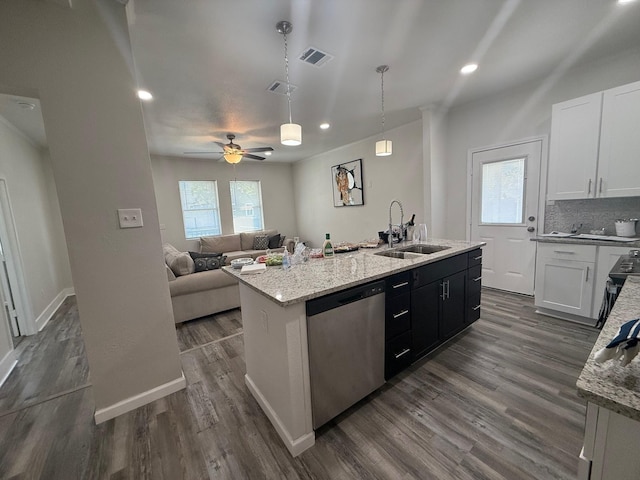 kitchen with visible vents, an island with sink, a sink, dark wood-type flooring, and stainless steel dishwasher