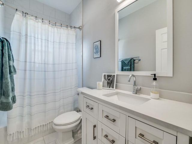 full bathroom with curtained shower, toilet, and vanity