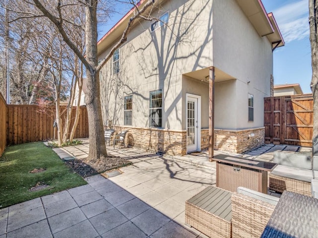 view of patio / terrace featuring an outdoor hangout area, a fenced backyard, and a gate