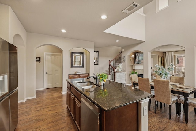 kitchen with dark wood-style floors, visible vents, stainless steel appliances, and a sink