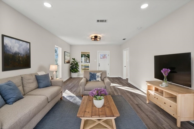 living room featuring dark wood finished floors, visible vents, recessed lighting, and baseboards