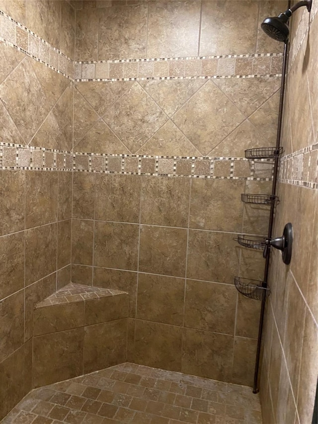 bathroom featuring tiled shower