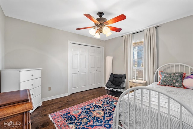 bedroom featuring dark wood-type flooring, a ceiling fan, baseboards, and a closet