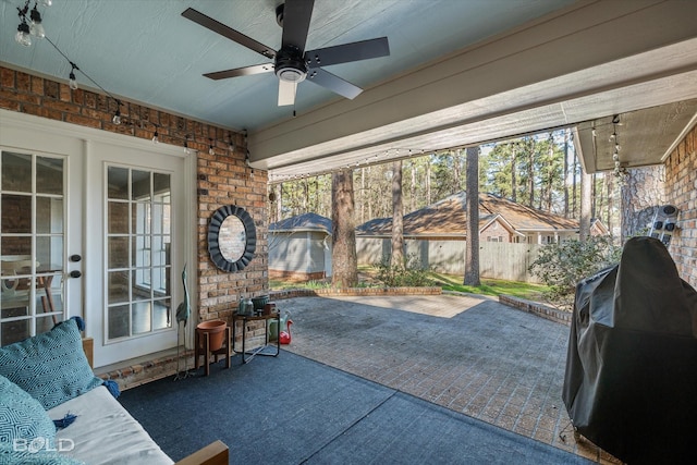 sunroom with ceiling fan