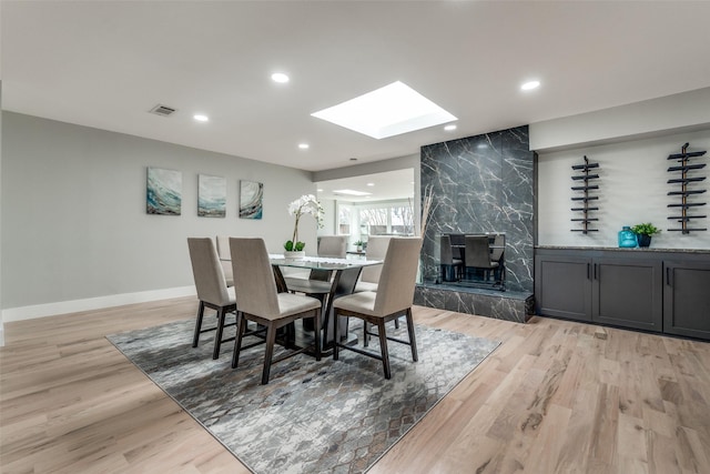 dining area with visible vents, recessed lighting, light wood-type flooring, and baseboards