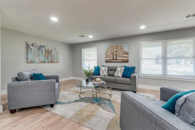 living area with visible vents, recessed lighting, baseboards, and light wood-style floors