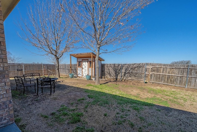 view of yard featuring an outdoor structure and a fenced backyard