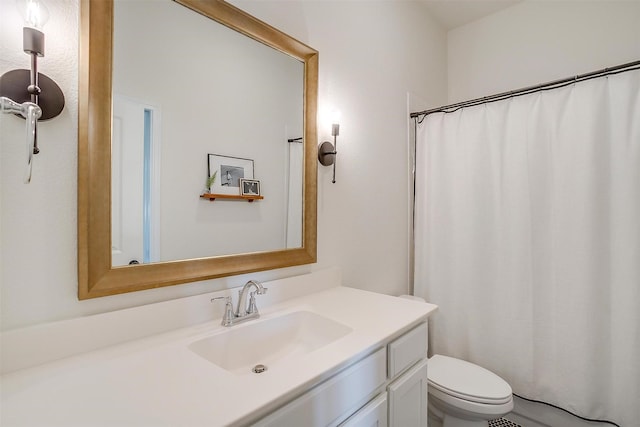 full bathroom with vanity, toilet, and a shower with curtain