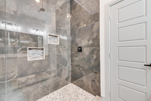 bathroom featuring tiled shower