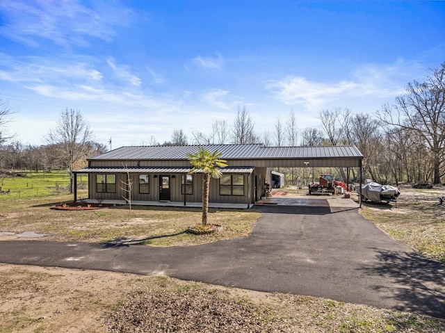 view of front of property featuring aphalt driveway, metal roof, and a standing seam roof