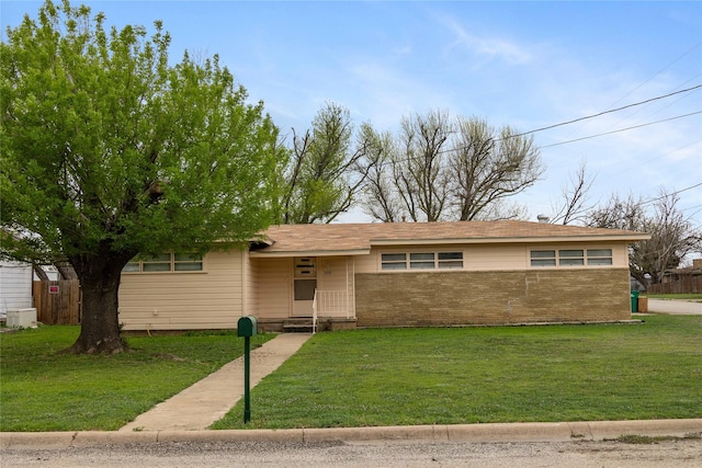 single story home featuring a front yard