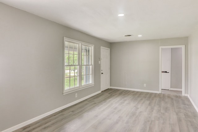 unfurnished room featuring recessed lighting, visible vents, baseboards, and light wood-type flooring