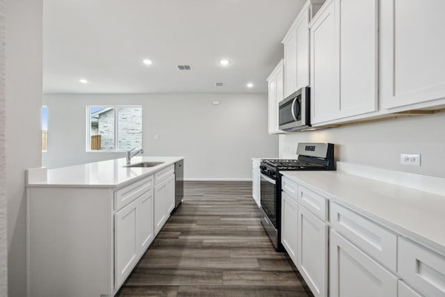 kitchen with visible vents, dark wood-type flooring, a sink, recessed lighting, and appliances with stainless steel finishes