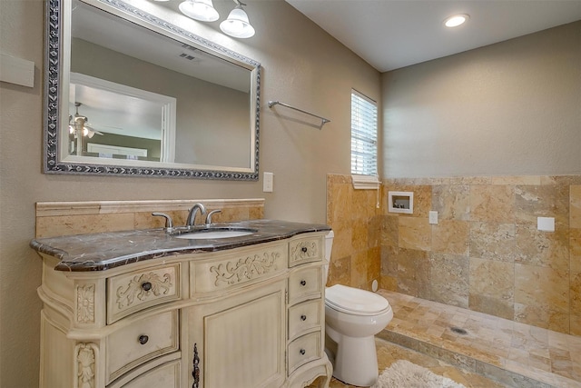 full bath with visible vents, toilet, vanity, and a ceiling fan