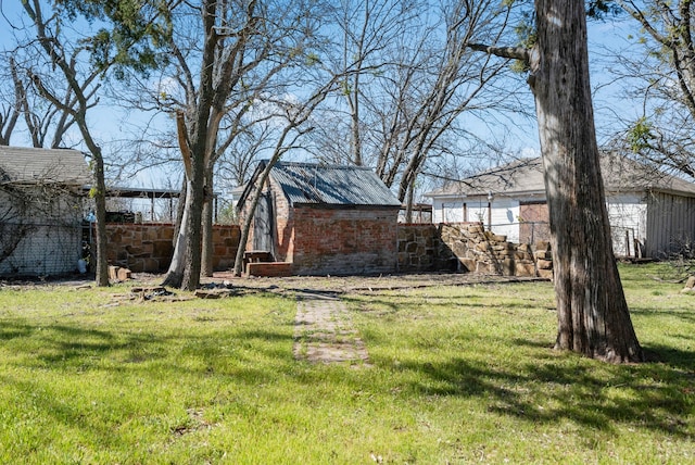 view of yard featuring an outbuilding