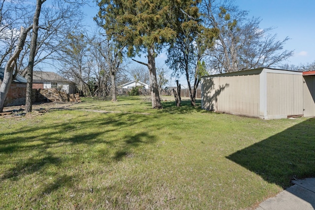 view of yard with an outdoor structure