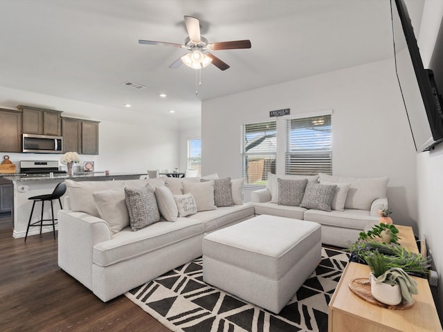 living area with recessed lighting, visible vents, dark wood-type flooring, and ceiling fan