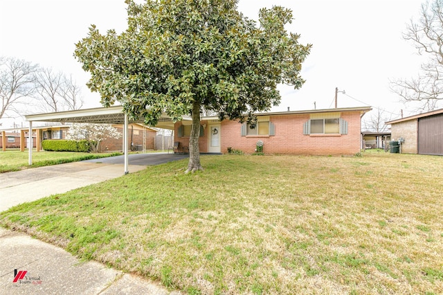 view of front of home with a carport, brick siding, a front lawn, and driveway