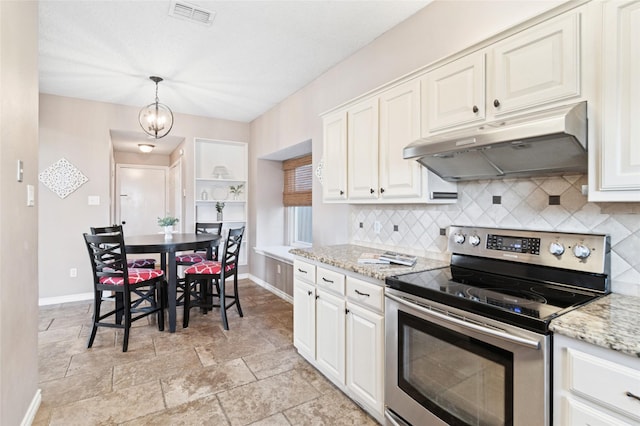 kitchen featuring visible vents, stainless steel range with electric stovetop, under cabinet range hood, tasteful backsplash, and a chandelier