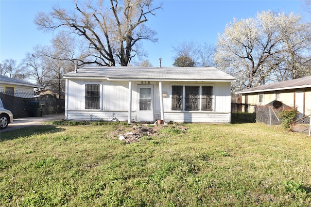 view of front of property featuring a front yard and fence