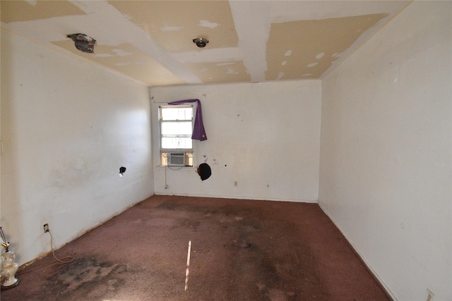 unfurnished room featuring cooling unit and carpet