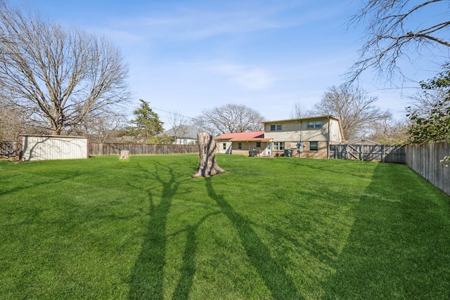 view of yard featuring a fenced backyard