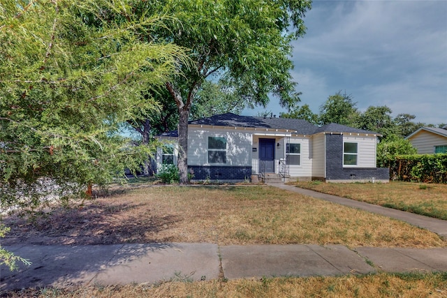 view of front of home with a front lawn and brick siding