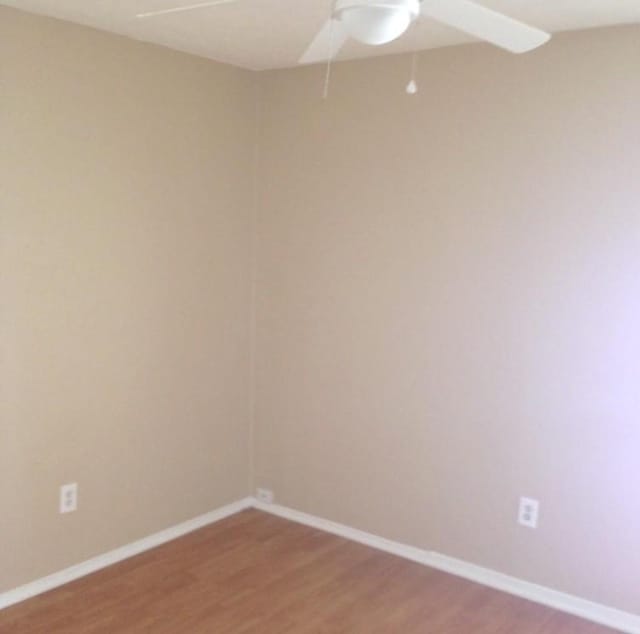 unfurnished room featuring light wood-style flooring, baseboards, and ceiling fan