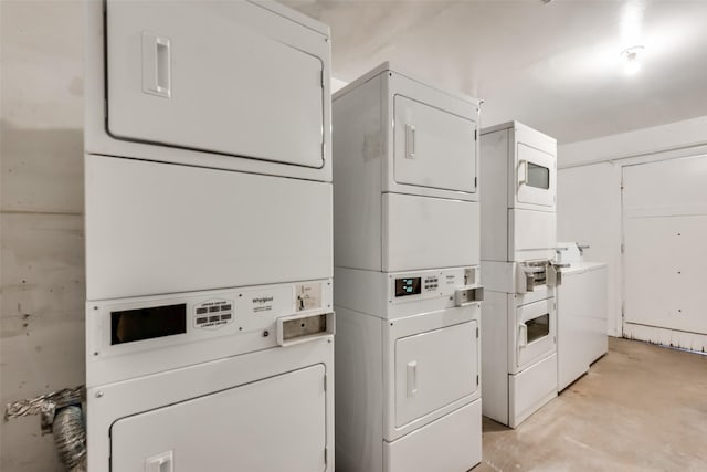 community laundry room featuring washing machine and dryer and stacked washer / drying machine