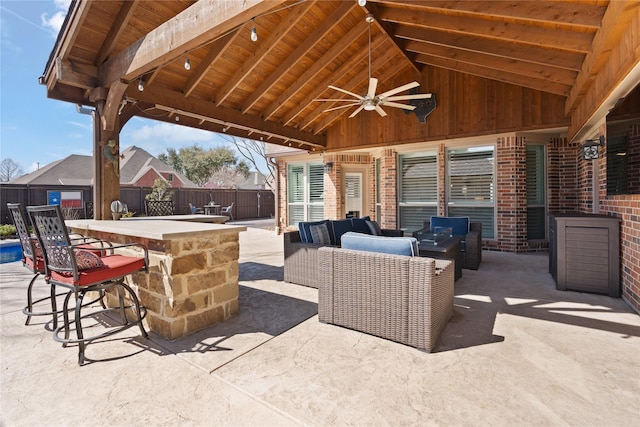 view of patio with an outdoor living space, outdoor dry bar, a fenced backyard, and a ceiling fan