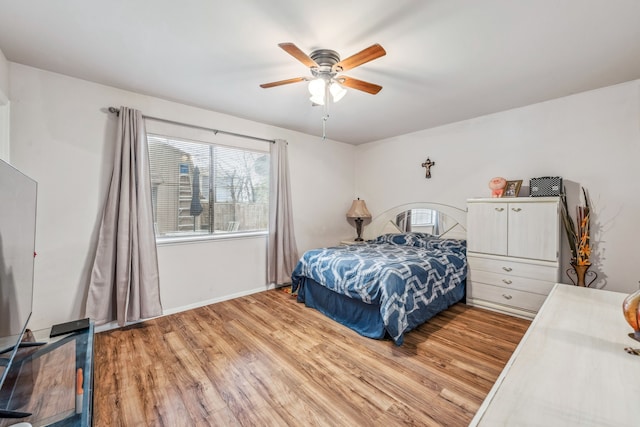 bedroom featuring light wood-style flooring, baseboards, and ceiling fan