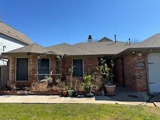 single story home with a front yard