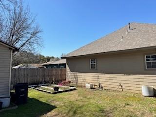 612 S Delaware St, Irving, TX 75060 - view of yard with fence