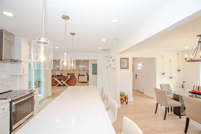 interior space featuring an inviting chandelier, recessed lighting, light wood-type flooring, and baseboards