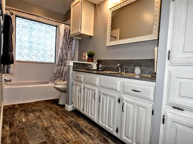 bathroom featuring shower / tub combo with curtain, toilet, vanity, and wood finished floors