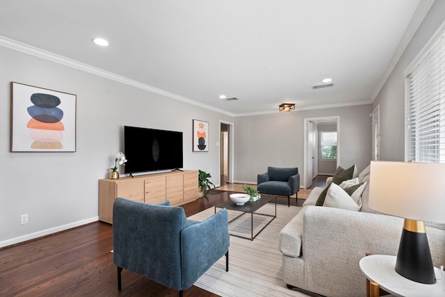 living room featuring recessed lighting, baseboards, wood finished floors, and ornamental molding