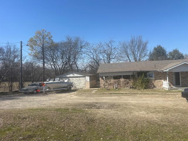 view of front of property featuring driveway