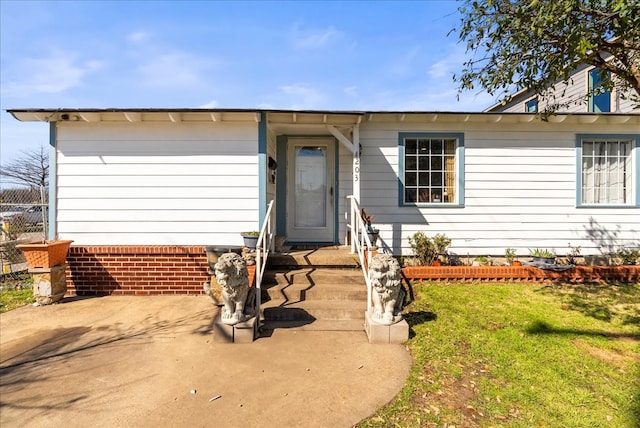 single story home with a front lawn