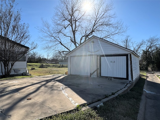 view of outdoor structure featuring an outbuilding