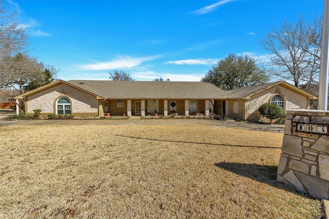 ranch-style house featuring a front yard