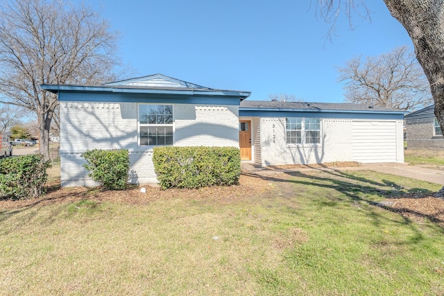 tri-level home featuring brick siding and a front yard