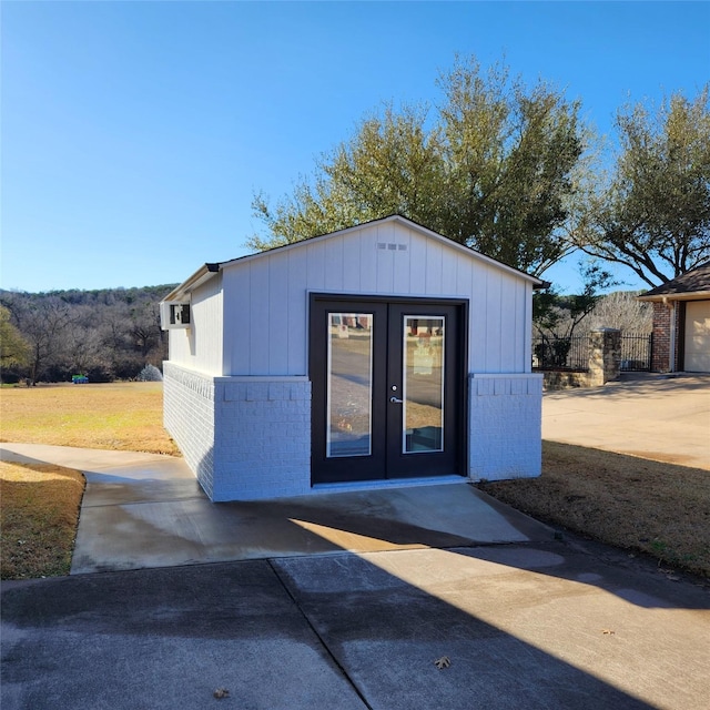 view of outdoor structure with an outbuilding