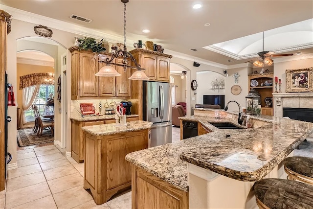 kitchen featuring visible vents, a spacious island, open floor plan, stainless steel fridge with ice dispenser, and ceiling fan